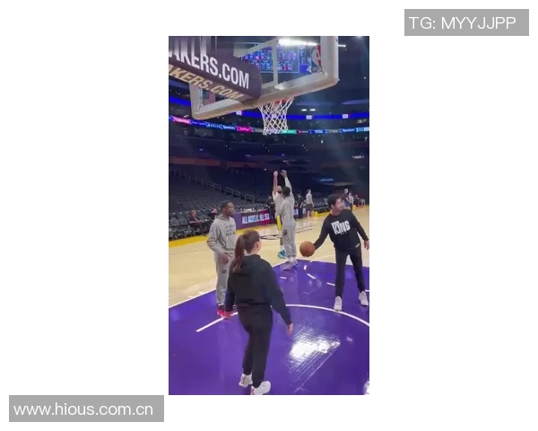 老队友默契配合濃眉果断分球助拉塞尔轻松命中三分