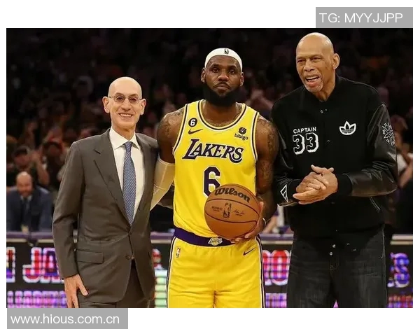 新赛季GM调查揭晓詹姆斯领跑多项指标展现卓越球商与领袖魅力 新赛季GM调查揭晓詹姆斯领跑多项指标展现卓越球商与领袖魅力