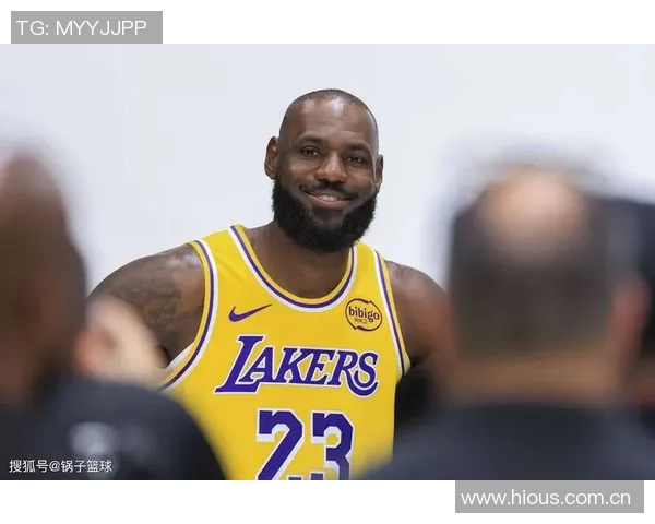 亚当斯边叫疼边偷瞄镜头ESPN配詹姆斯搞笑表情引发热议 亚当斯边叫疼边偷瞄镜头ESPN配詹姆斯搞笑表情引发热议